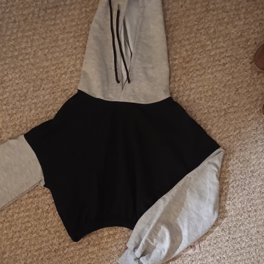 HALARA Black and Gray Crew Neck Sweater with Striking Contrast